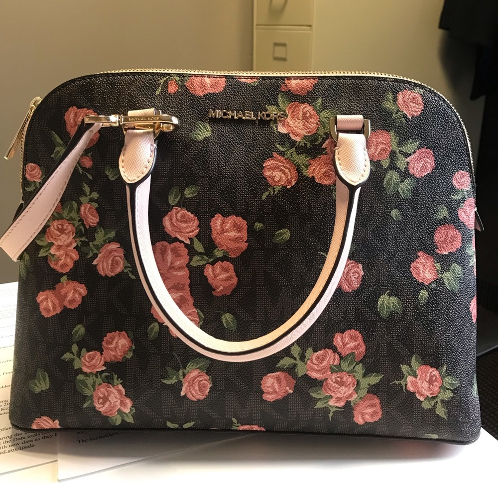 Very gently used micheal kors bag.